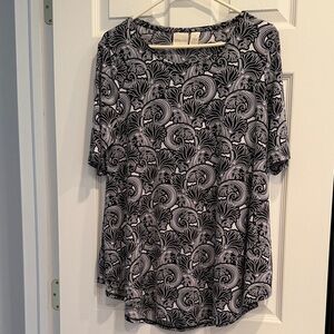 Chico’s black and white short sleeve tunic size one